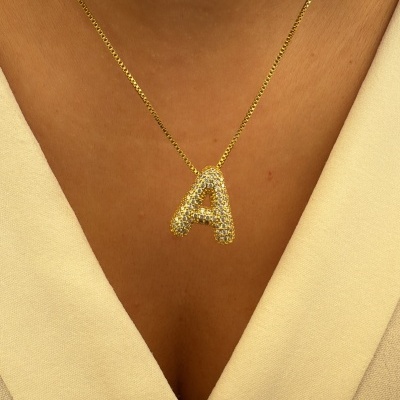 Colar dourado com pendente letra A cravejado de cristais