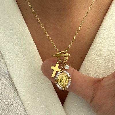 Colar dourado com pendentes de cruz, medalhão oval com cristais e pequeno cristal solitário