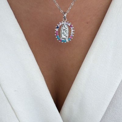 Colar prateado com pendente oval colorido em roupa branca