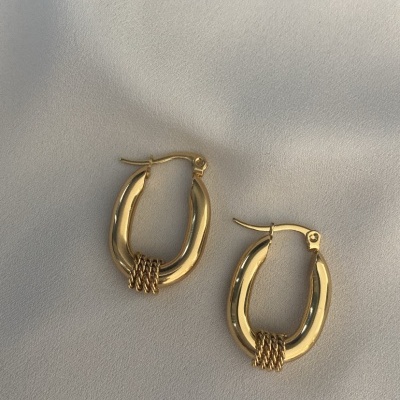 Brincos de argola ovais dourados com detalhe de fios entrelaçados