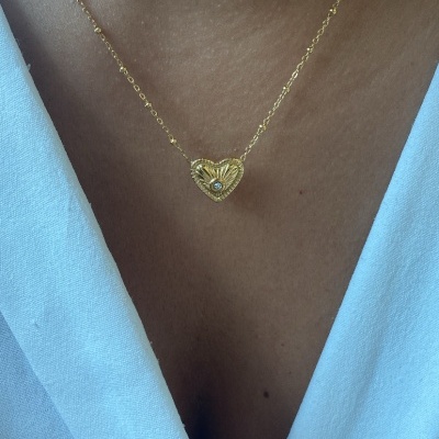 Colar dourado com pendente coração e brilhante