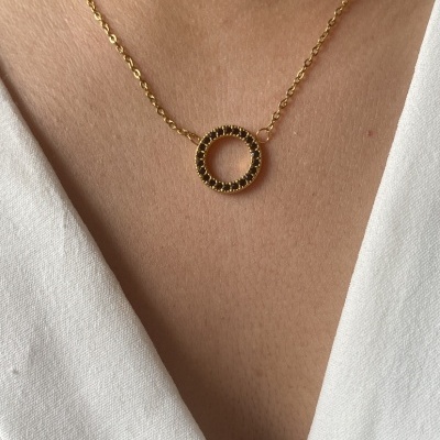 Colar dourado com pendente circular cravejado