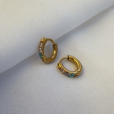 Brincos pequenos em argola dourados com pedras coloridas sobre tecido branco