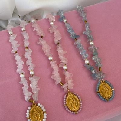Colar&#x20;pedrinhas&#x20;nossa&#x20;senhora&#x20;azul&#x2F;rosa&#x2F;branco