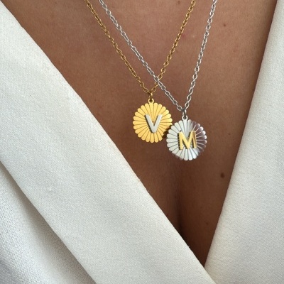 Colares dourado e prateado com pendentes redondos e letras V e M