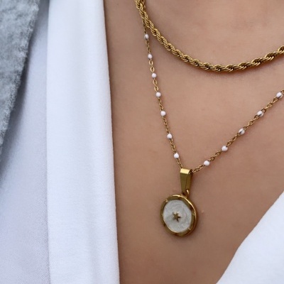 Colar dourado com pendente redondo com estrela e corrente de pérolas