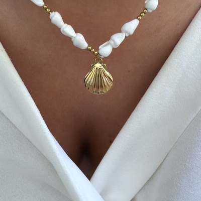 Colar de conchas brancas com pendente dourado em forma de concha