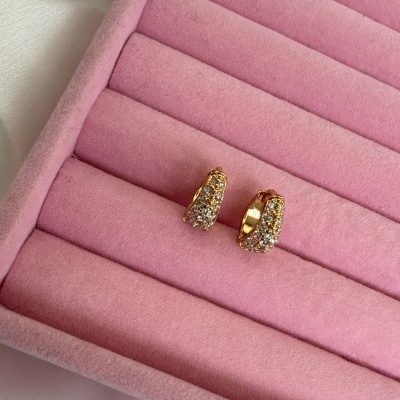 Brincos de argola dourados com pedras em estojo rosa aveludado