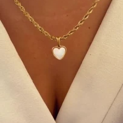 Colar&#x20;trabalhado&#x20;com&#x20;cora&#x00E7;&#x00E3;o&#x20;madrep&#x00E9;rola