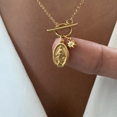 Colar dourado com medalhão oval e pendente em forma de estrela com pedra brilhante