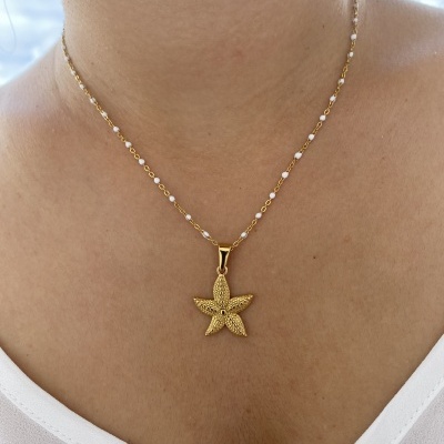 Colar dourado com pendente de estrela do mar texturizada e corrente com contas brancas
