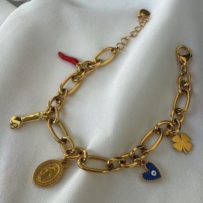 Pulseira dourada com vários pendentes sobre tecido branco