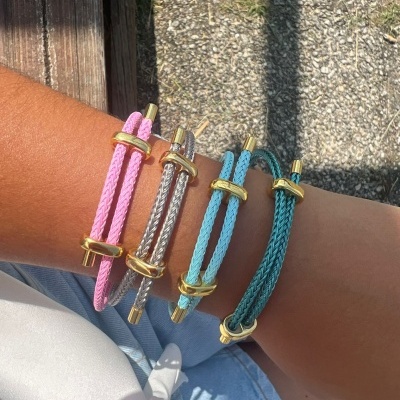 Pulseiras de corda coloridas com detalhes dourados no pulso