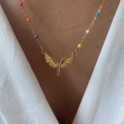 Colar dourado com contas coloridas e pendente de asas