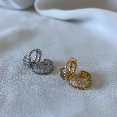 Par de brincos argola em prata e dourado com pedras