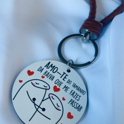 Chaveiro com pendente redondo branco com desenho e texto em português