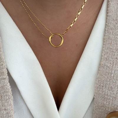 Colar dourado com duas correntes diferentes e círculo central