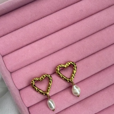 Brincos dourados em forma de coração com pérola pendente em caixa rosa