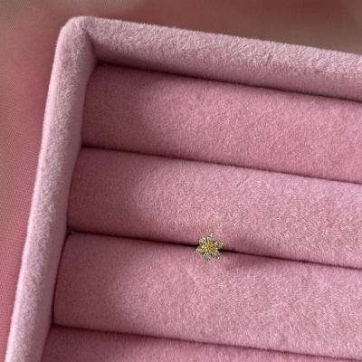 Brinco estrela em caixa de veludo rosa