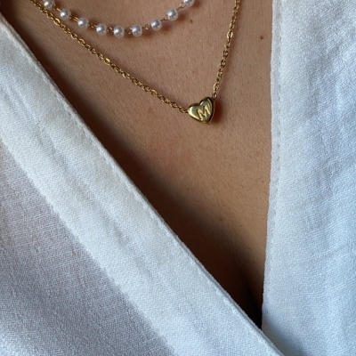 Colar duplo com pérolas e pendente de coração dourado com letra M