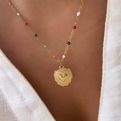 Colar dourado com contas coloridas e pendente de coração