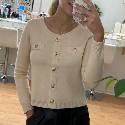 Camisola creme com botões dourados e bolsos falsos no peito