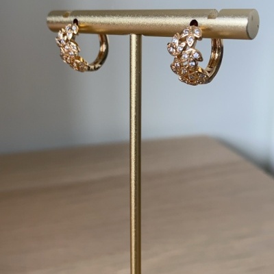 Brincos dourados com pedras em suporte metálico