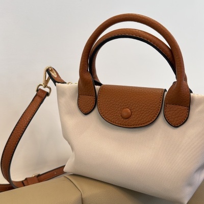 Mala de mão pequena bege com detalhes castanhos