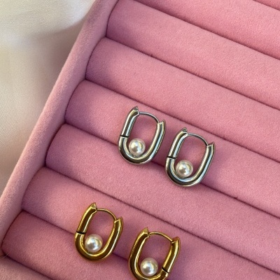 Duas pares de brincos ovais com pérola em caixa de veludo rosa