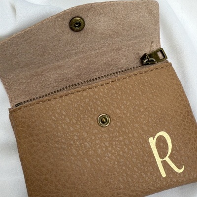 Carteira castanha em pele sintética com fechos e letra R dourada