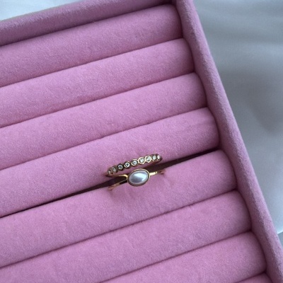 Anel dourado com pérola e cristais em caixinha de veludo cor-de-rosa