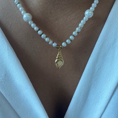 Colar de pérolas brancas com contas douradas e pendente em forma de concha
