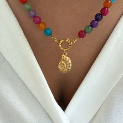 Colar de contas coloridas com pendente dourado em forma de concha