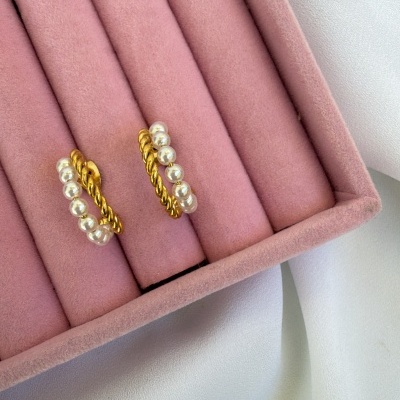 Brincos dourados com pérolas em estojo de veludo rosa