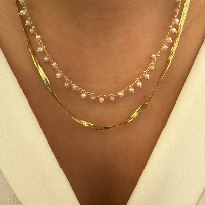 Colar duplo dourado com pérolas brancas