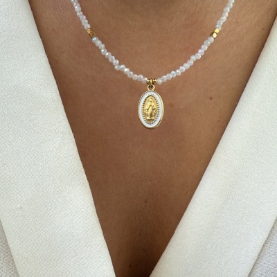 Colar com contas brancas, detalhes dourados e pendente oval religioso