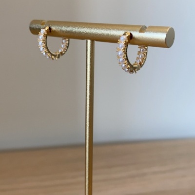 Brincos de argola douradas com pérolas em suporte dourado