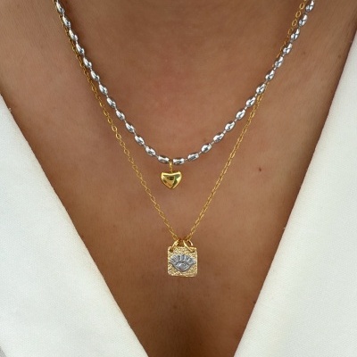 Colar duplo com pingentes em forma de coração e retângulo com olho azul.