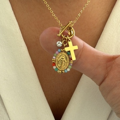 Colar dourado com medalha religiosa, pedras coloridas e crucifixo