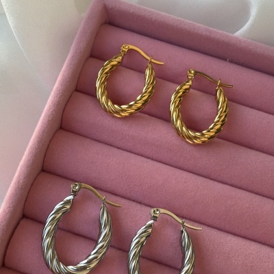 Dois pares de brincos em forma de argola, caixa de veludo rosa