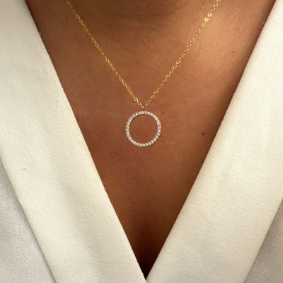 Colar com pendente redondo de pedras brilhantes