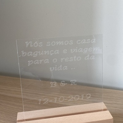 Expositor de acrílico transparente com mensagem gravada em base de madeira