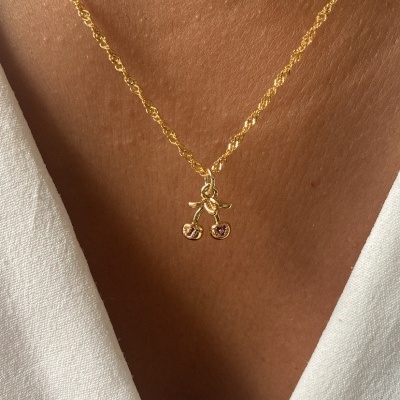 Colar dourado com pendente de cerejas cor-de-rosa