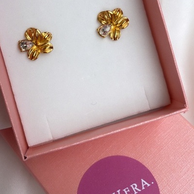 Brincos dourados florais com pedra clara em caixa rosa da BIJUVERA