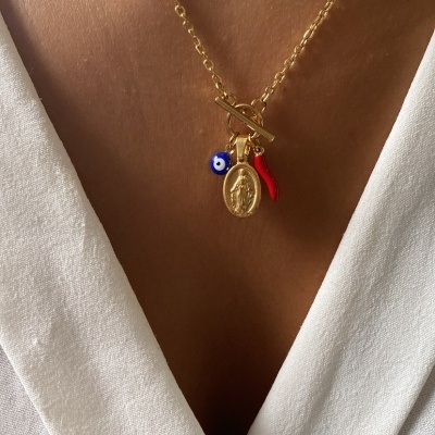 Colar dourado com medalha, conta de olho e pendente vermelho em formato de pimenta