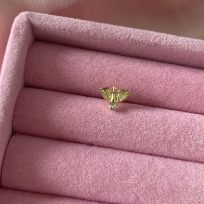 Brinco dourado em forma de águia com pedra em caixa de veludo rosa