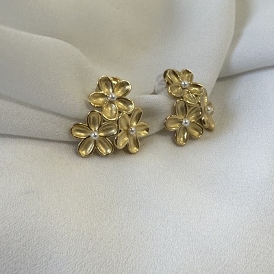 Brincos&#x20;flowers&#x20;com&#x20;p&#x00E9;rolas