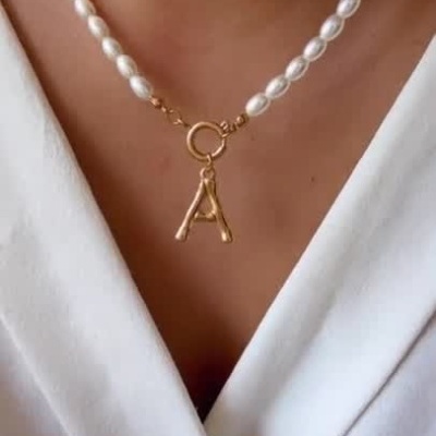 Colar pérolas com inicial