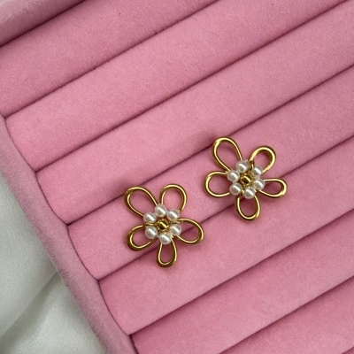 Brincos em forma de flor com pérolas brancas em caixa de veludo rosa