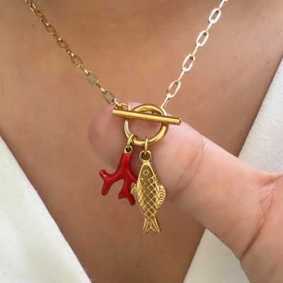 Colar dourado com pendente de peixe e coral vermelho